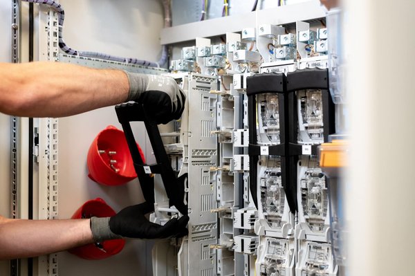 Pourquoi choisir un électricien local à Marseille ?