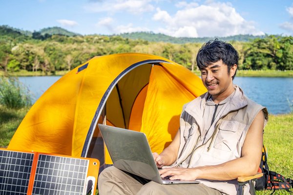 Comment les campings Tikayan répondent-ils aux besoins des voyageurs d'affaires ?