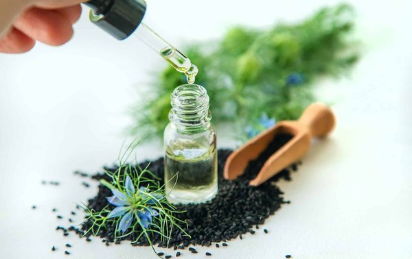 Huile de nigelle : 10 bienfaits surprenants